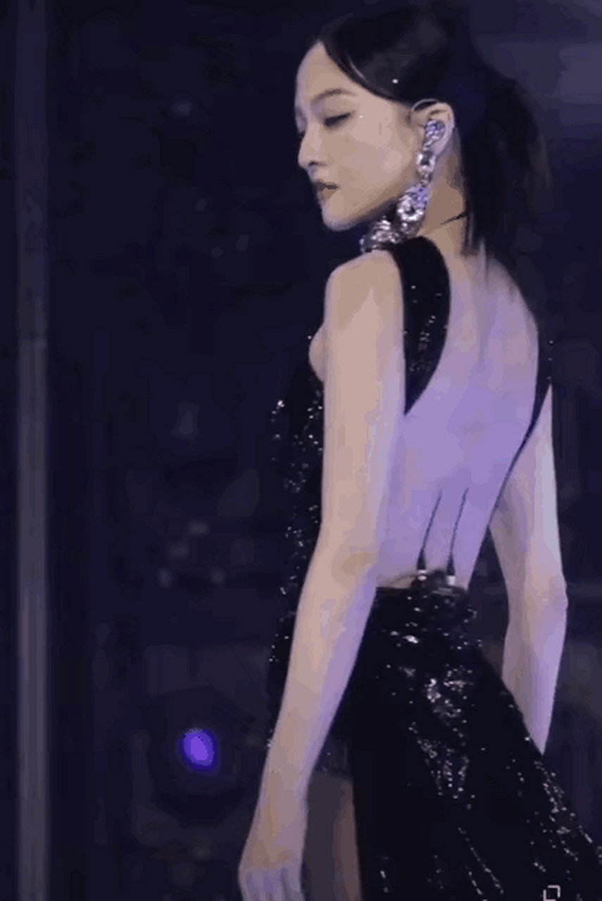 张韶涵一身高开叉裙,美背大长腿一览无余,性感得不要不要的