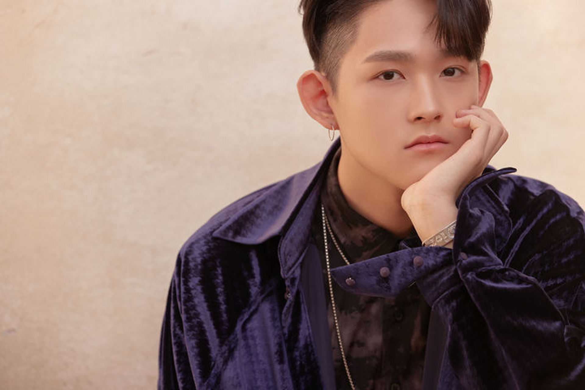 据悉,崔准熙的哥哥崔焕熙因海外日程需要离开家中,拜托姥姥郑某在