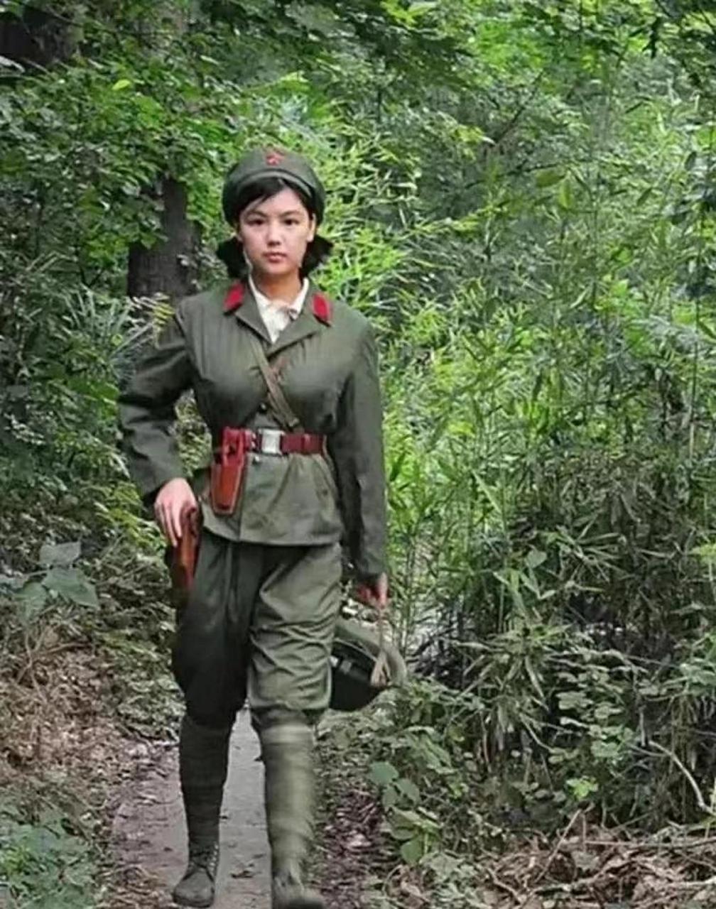 一张80年代的解放军女兵老照片,天生丽质,加上一身军装的英气,有种异