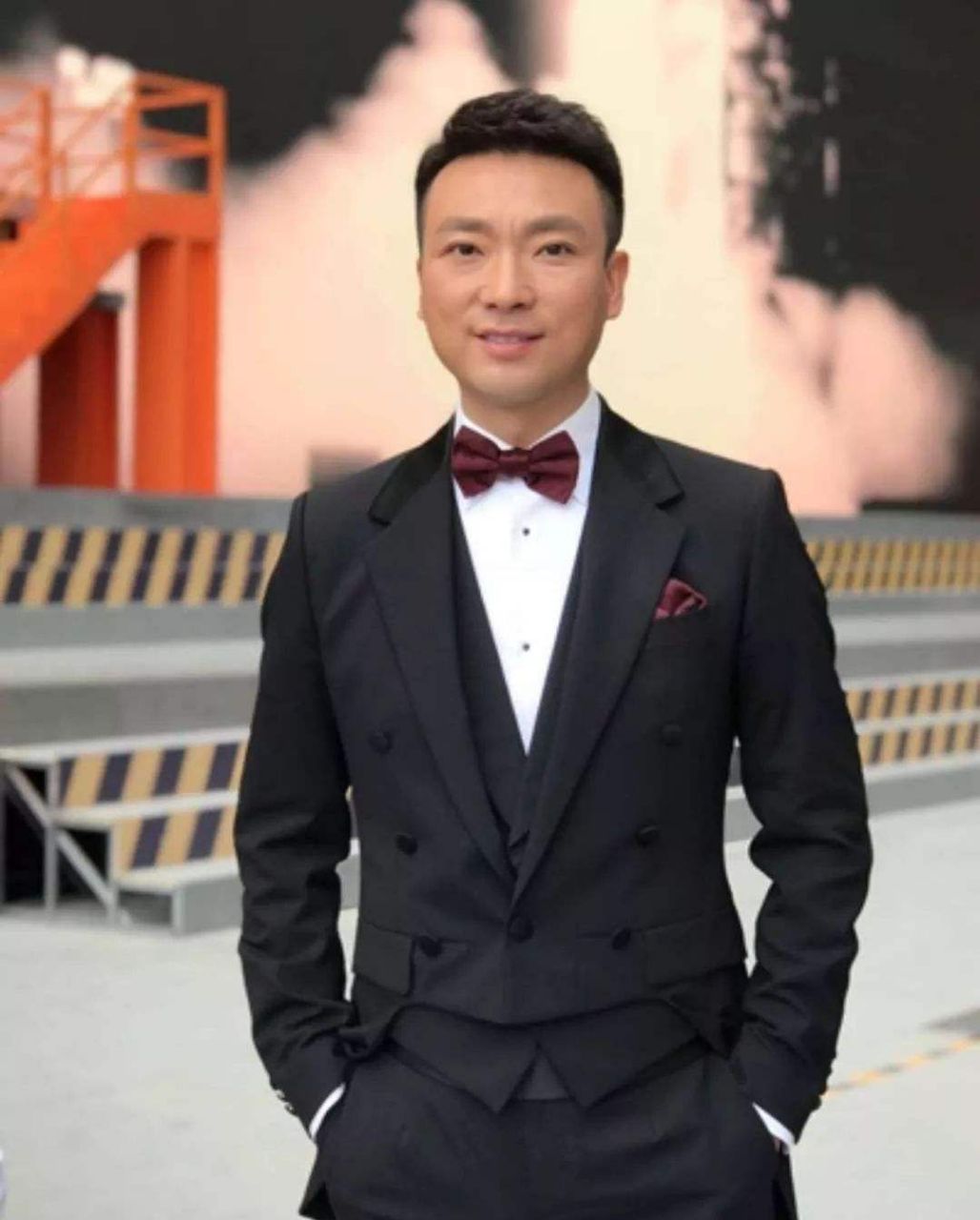 "国嘴康辉51岁,当丁克后悔了,"当年,身为独子的康