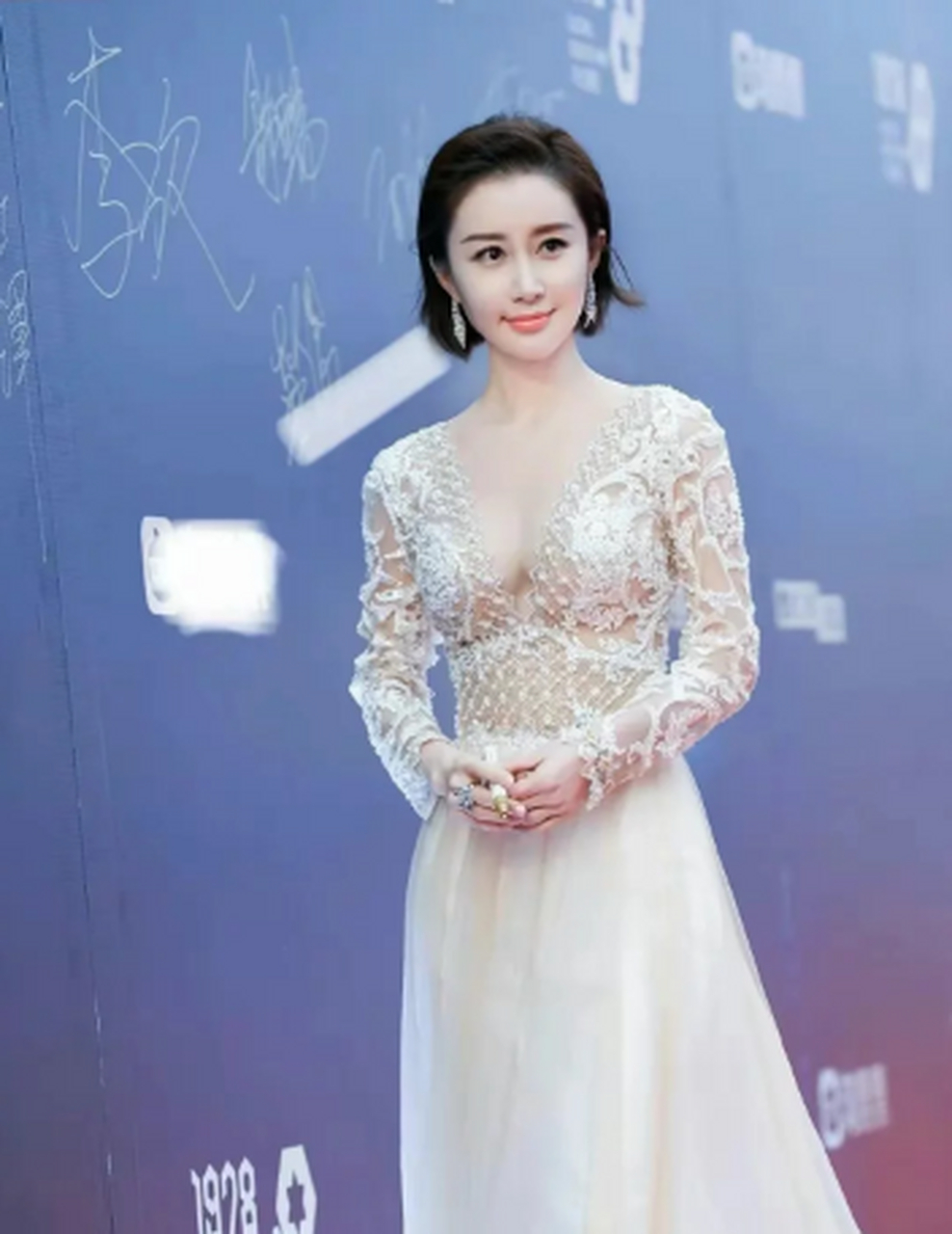 舒畅终于高调了一回!穿白色镂空连衣裙性感又甜美,事业线很吸精