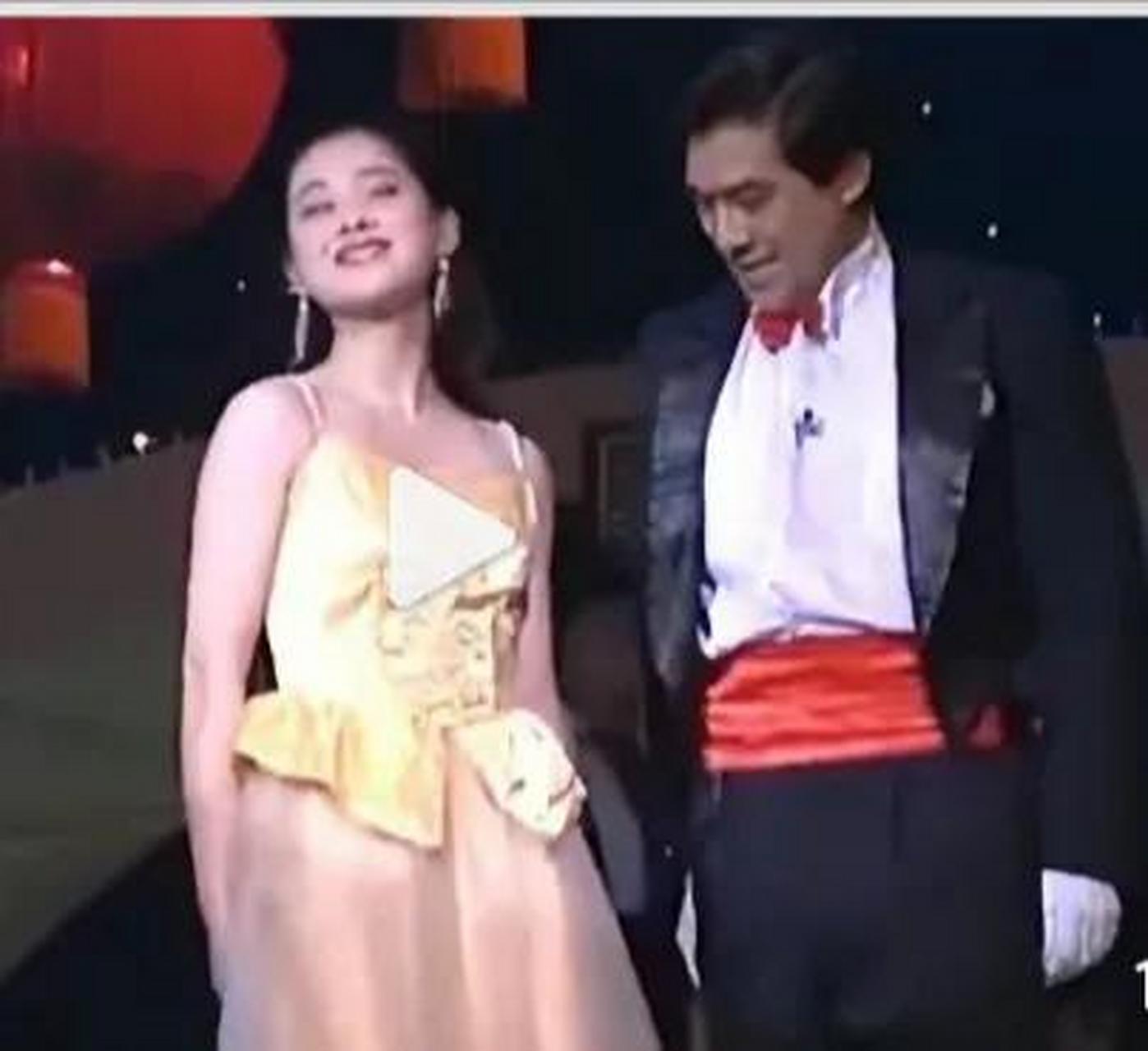 《大变活人》是1994年春晚的小品,里面的活人是由19岁的梅婷扮演的,19