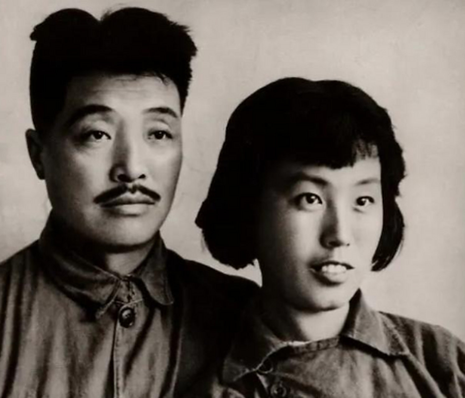 解放初期贺龙与妻子薛明在陕北延安的珍贵合影.