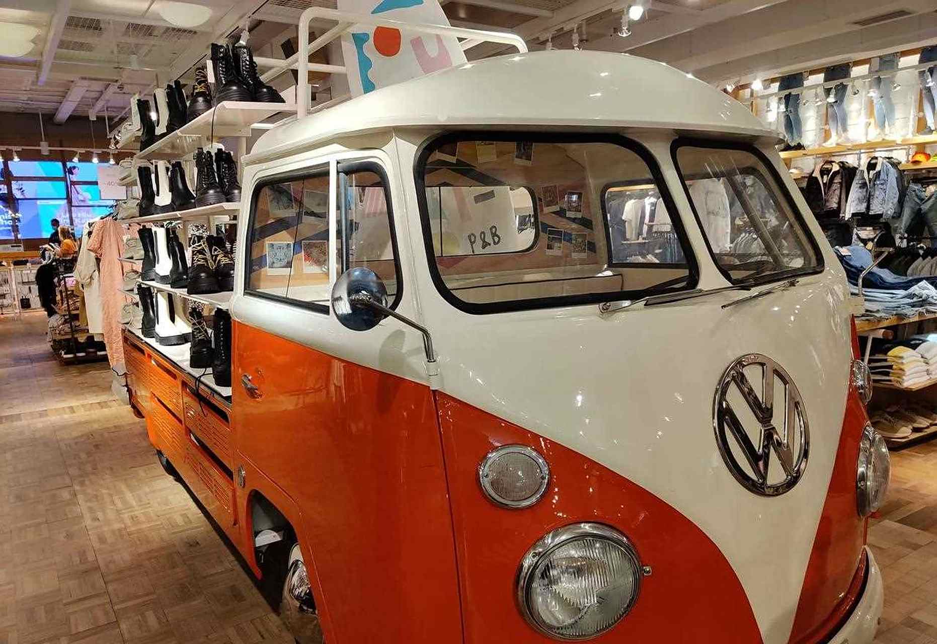 卡哇伊的大众t型车,改装成摆台卖鞋车[大笑][闭嘴]