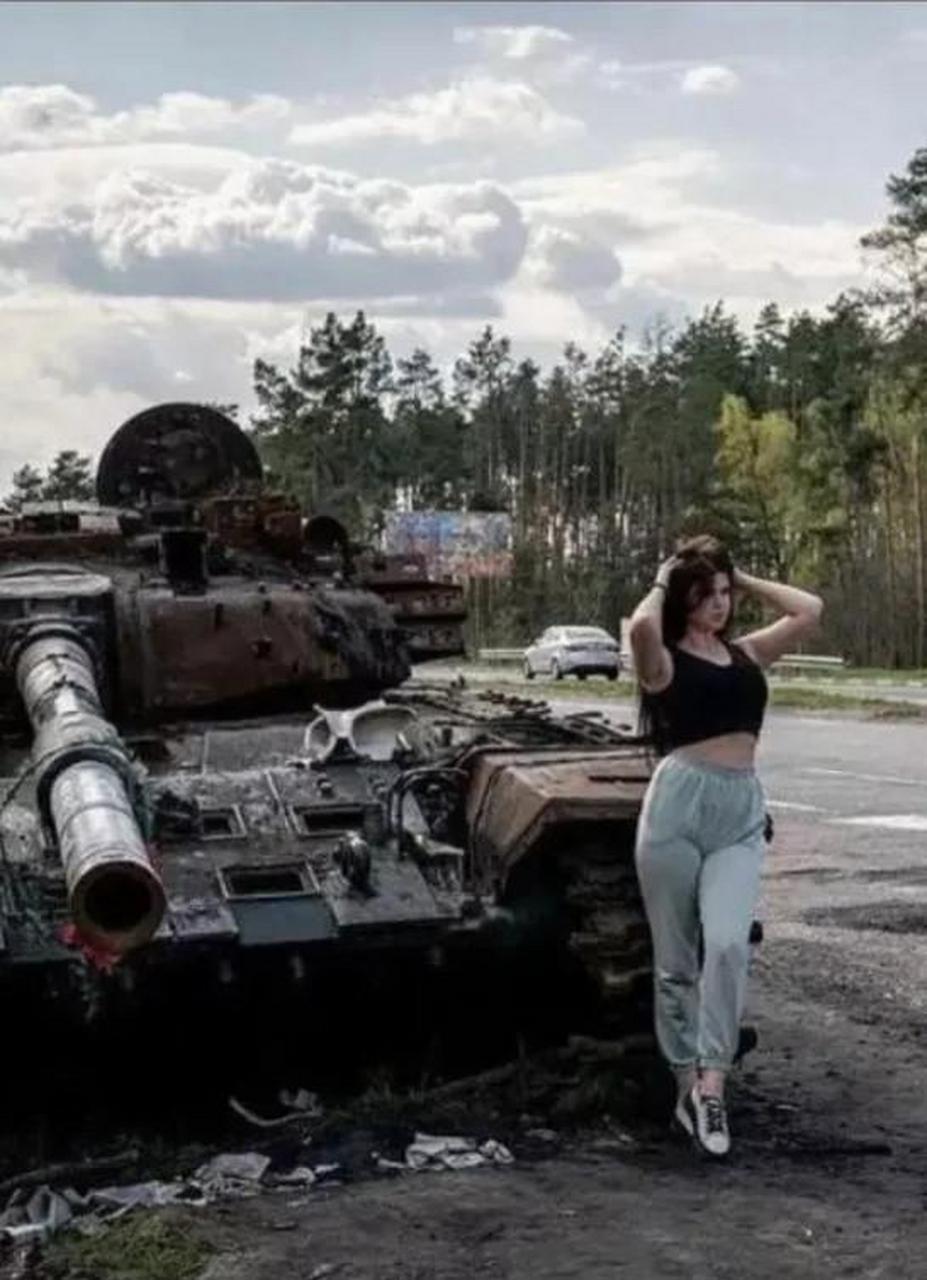 俄乌战争中,乌克兰女兵的尸体堆积如山,谁让鲜花一朵朵失去了颜色?