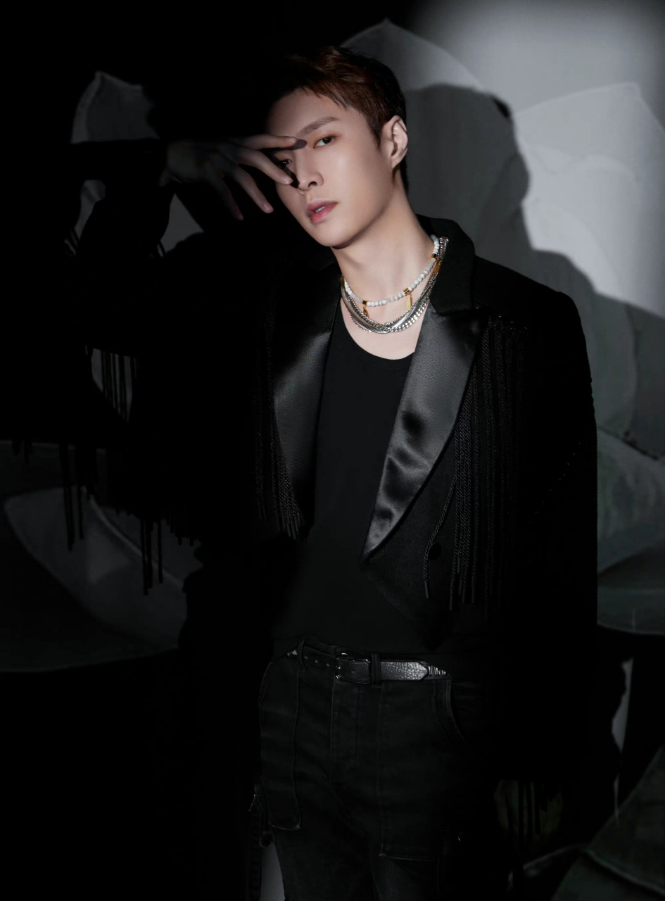 张艺兴黑色西装look,帅啊