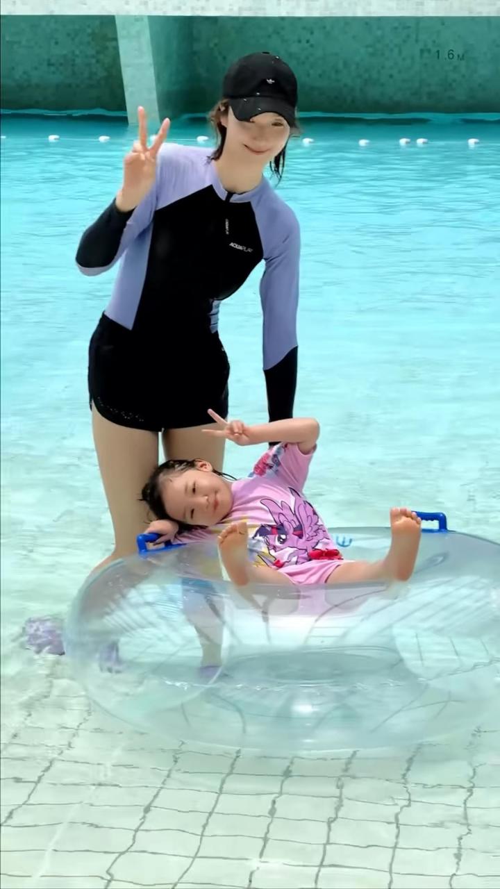 钟嘉欣(linda)于2015年与脊医老公jeremy结婚后三年抱两,她日前就带着