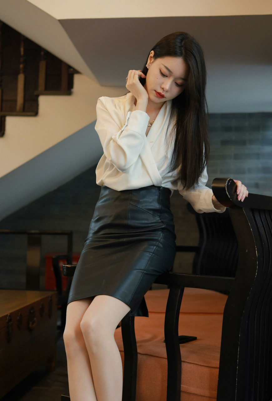 长发垂腰,白衣衬衫搭配包臀裙,简单的服饰穿出了不一样的优雅!