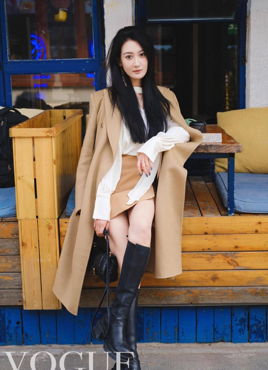 "小许晴"北影校花王沛然,穿着白衬衣黄短裙,潇洒享受咖啡