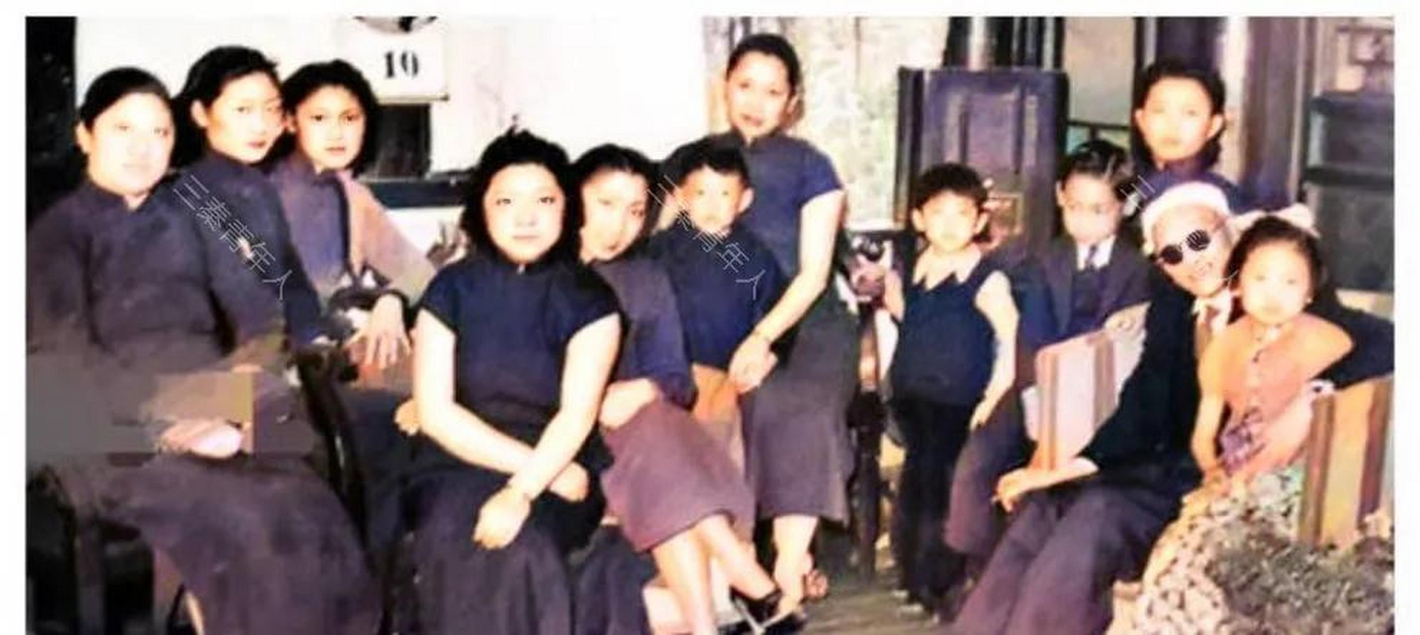 1942年,汉奸王克敏的一张罕见家庭照被曝光.