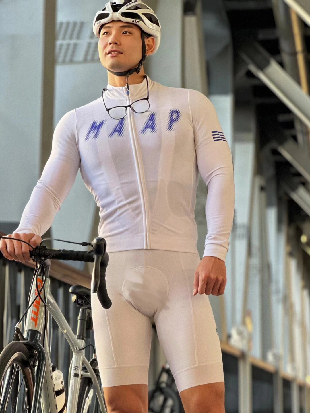 露j视频外国帅哥激凸公共浴室男子穿双丁内裤浪小辉巨大粗爽gvvideos