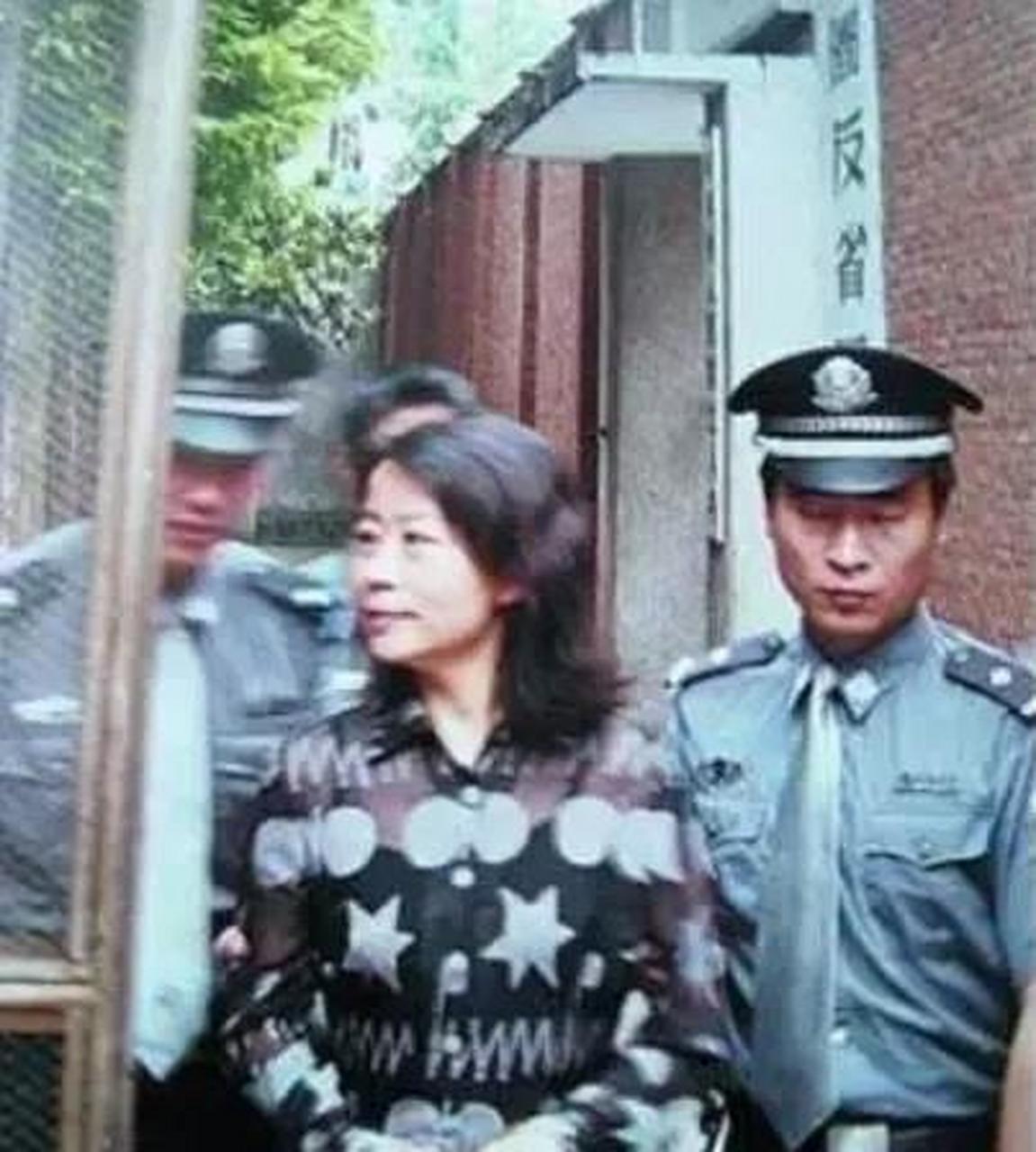 这是2003年,尹冬桂被警方逮捕的镜头,照片中的她表情