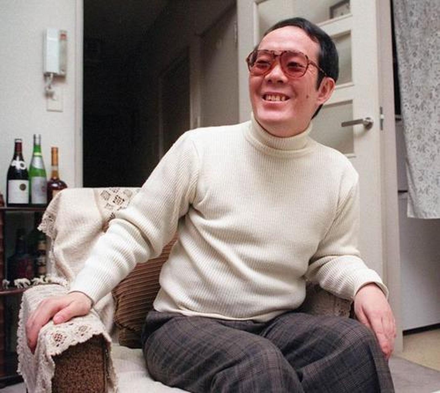 照片中这个日本人叫佐川一正,别看他长得矮小,还很