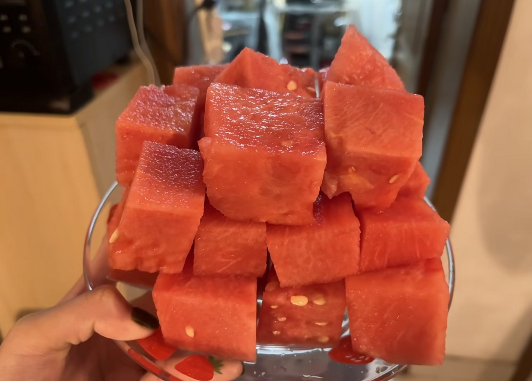 网友:谁敢信,在海底捞买的西瓜4块一斤,比水果店6块一斤的还甜!