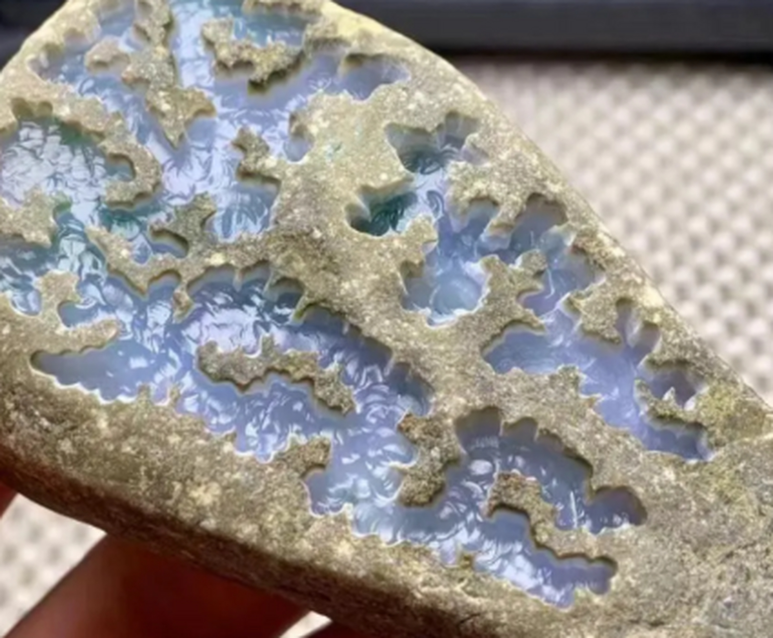 翡翠原石##点击头像看直播# 198克,南齐正冰种紫罗兰飘花,玉质化底