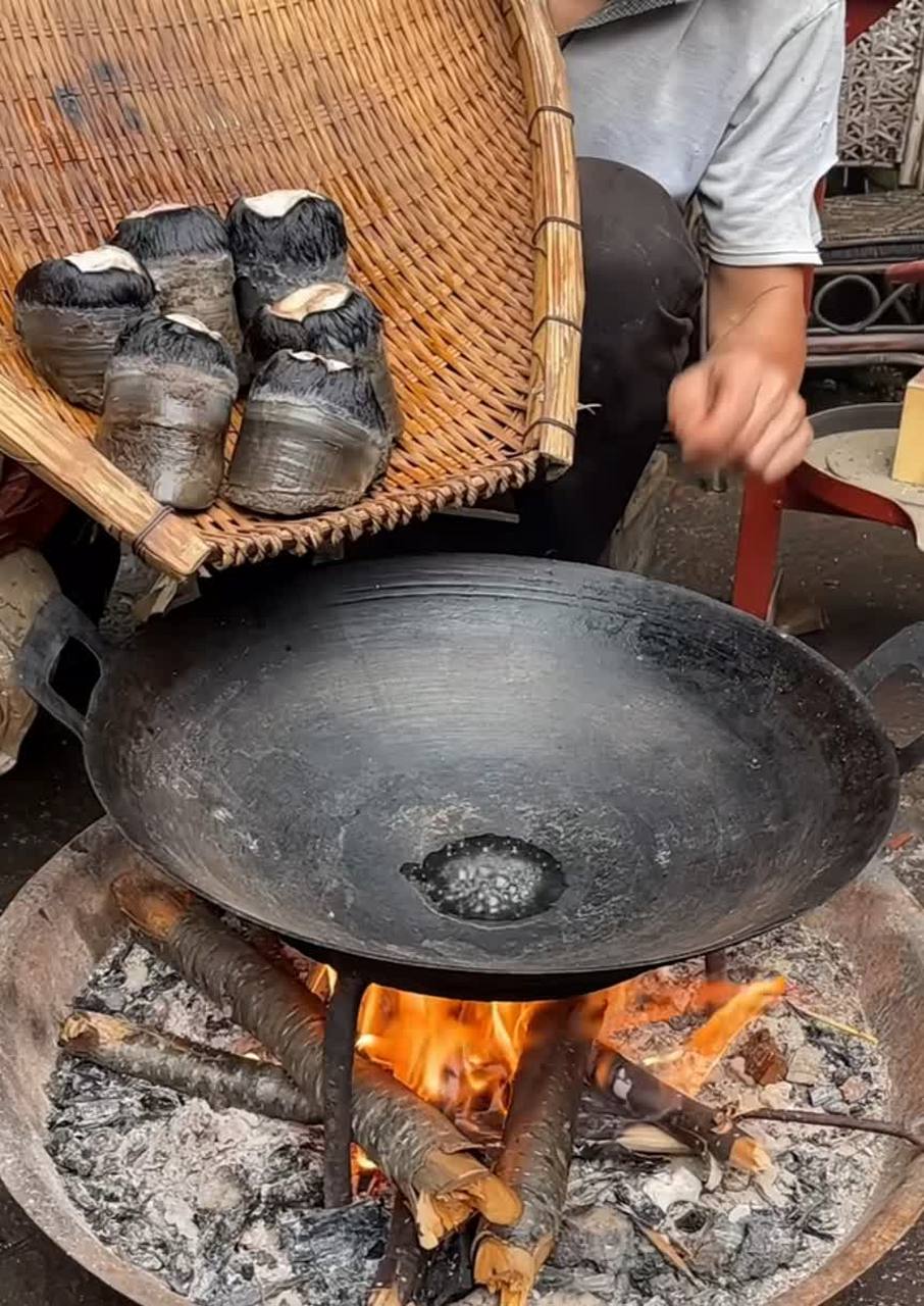 炖一锅驴蹄直接下水煮,大哥也是个狠人.[嘘]