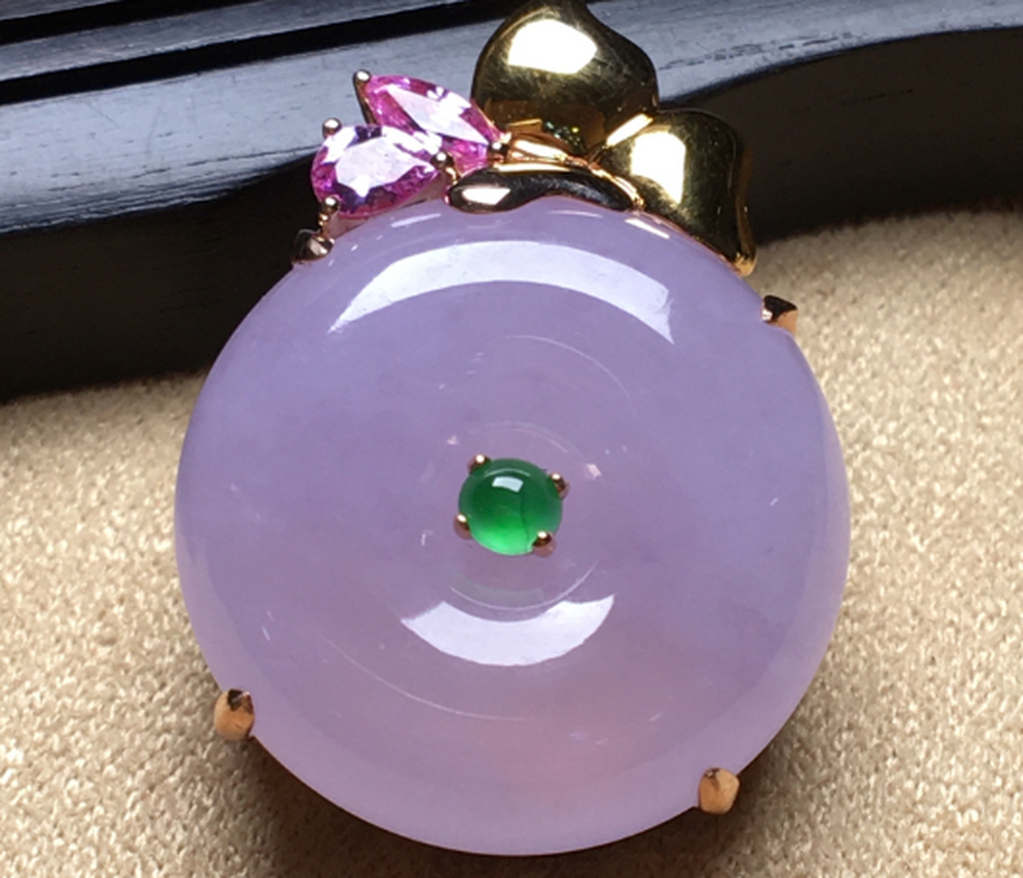 严格来说,#紫色翡翠# 的产量并不算特别少,其中以藕粉地居多,通常结晶