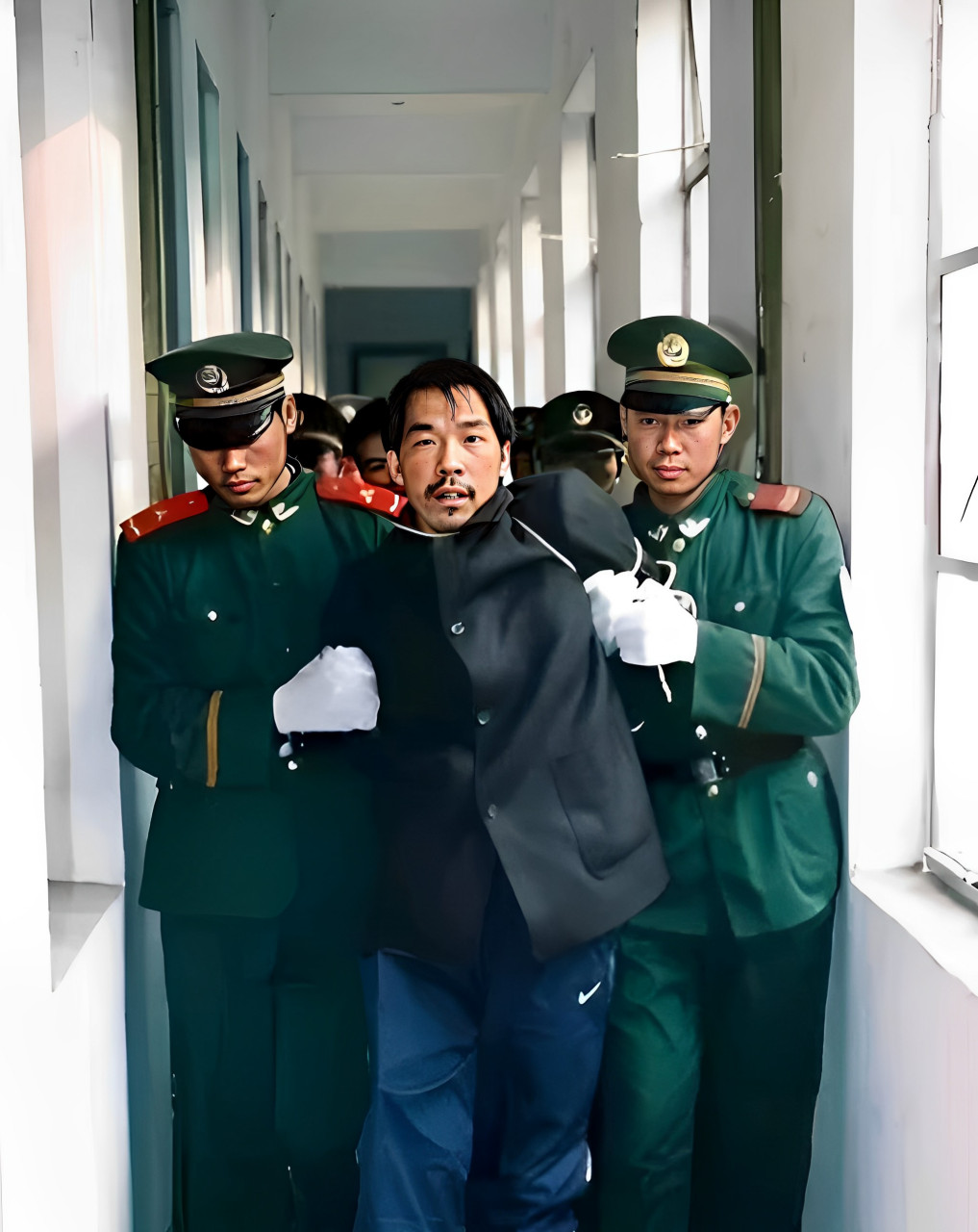 1999年,法子英被押上刑场执行死刑!被捕后,他并不关心妻子和女儿,而是