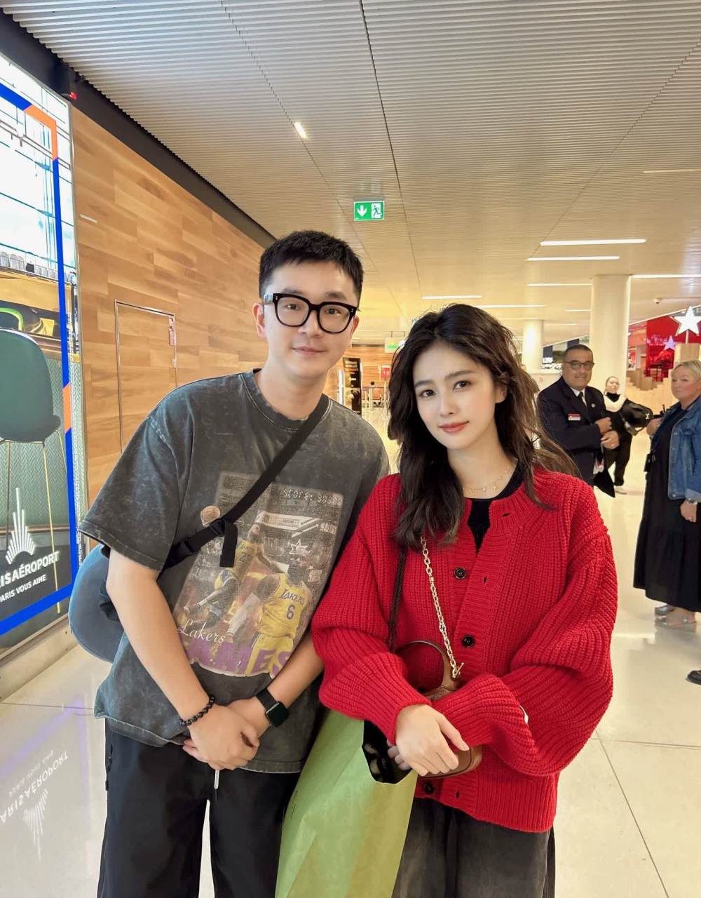 巴黎时装周[话题]# #白鹿[话题]#坐飞机很随和,助理也很有礼貌