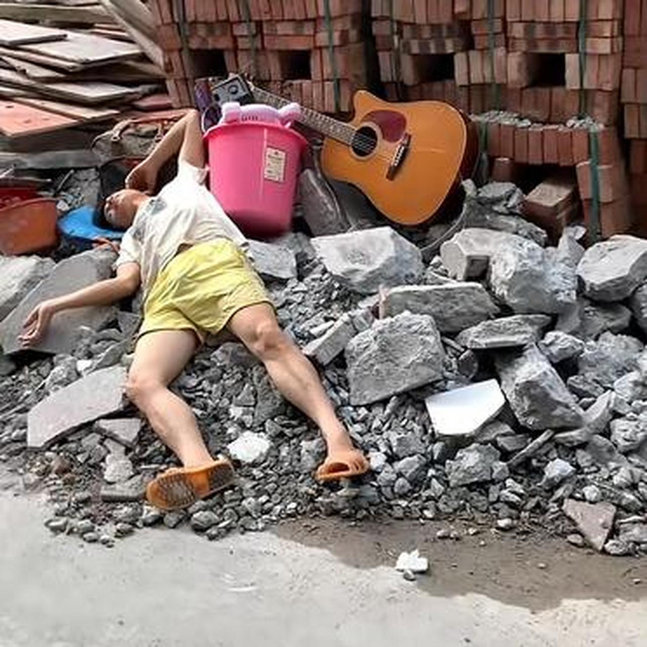 小哥这是被房东赶出来了吗?也没有人收留,流落街头真是太可怜!