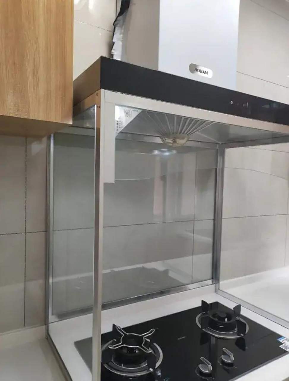 爸妈家定制了烟机玻璃罩子,邻居50多岁大妈来参观说道:这么丑的东西