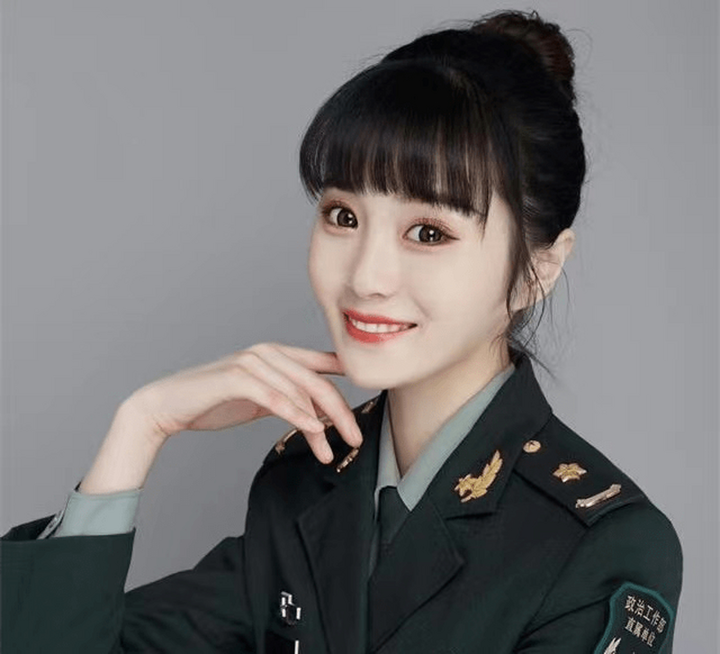 国乒世界冠军官宣结婚,漂亮妻子是军人,穿军装英姿飒爽 #周雨#  近段