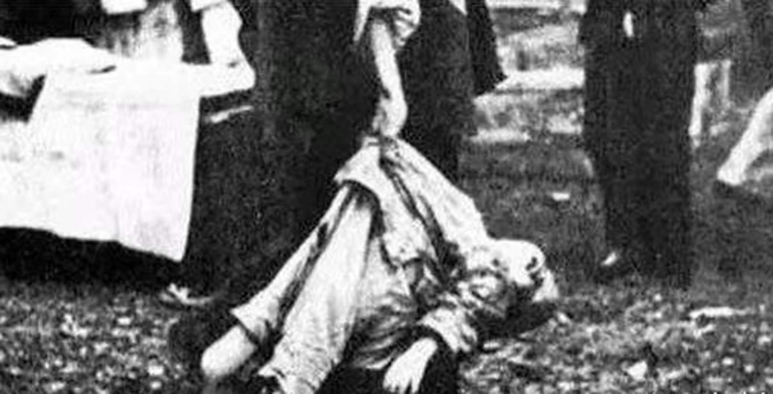 男孩微微张着嘴巴,脸上的表情虽然有些模糊,但依