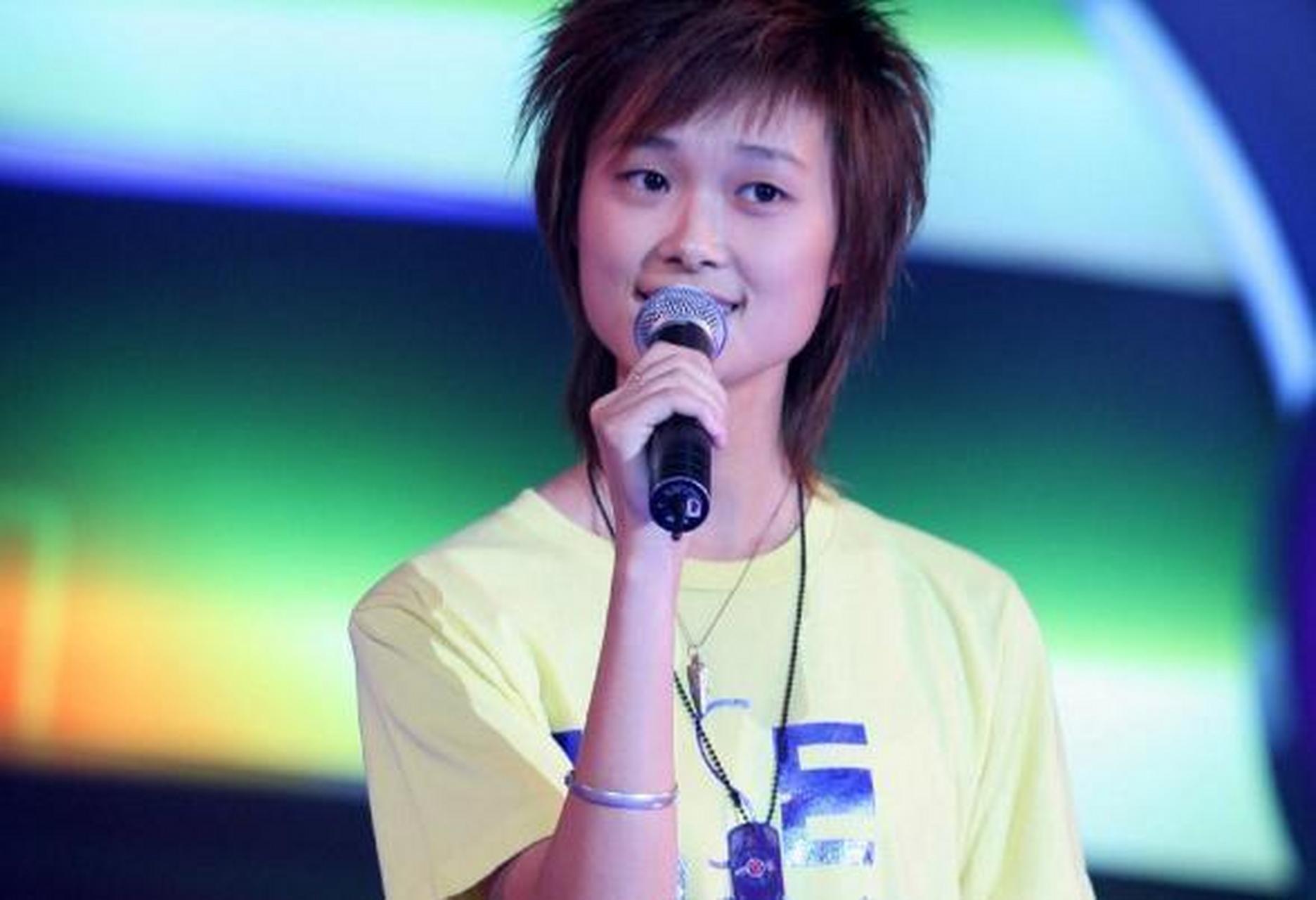 当年老板龙丹妮安排李宇春和赵本山吃饭,李宇春直接拒绝:"不行,我没空