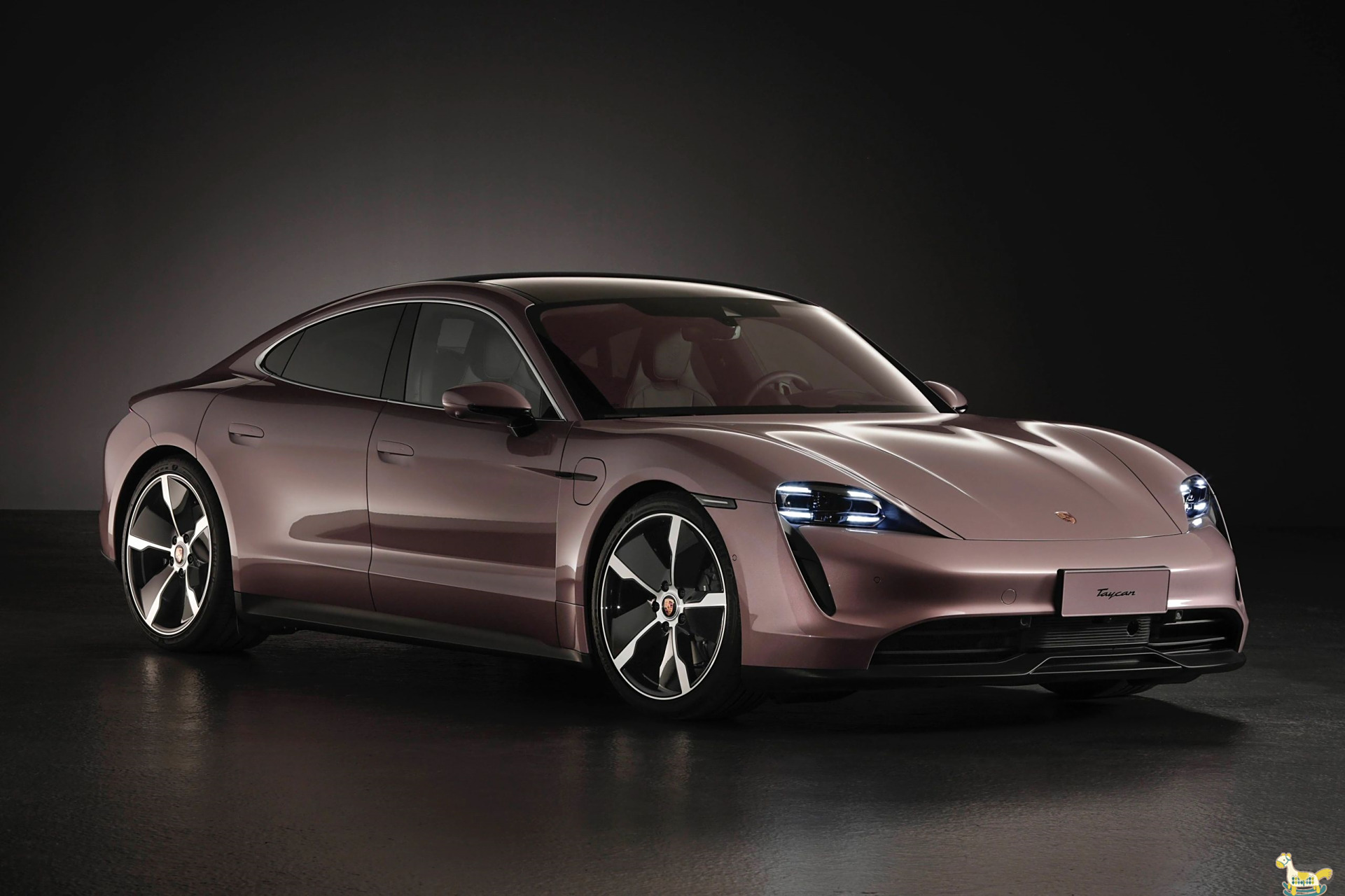 保时捷 taycan 是一款非常出色的电动豪华车