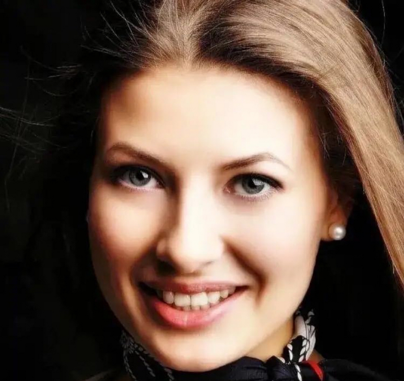 经过不懈的努力,阿廖娜成功步入政坛.