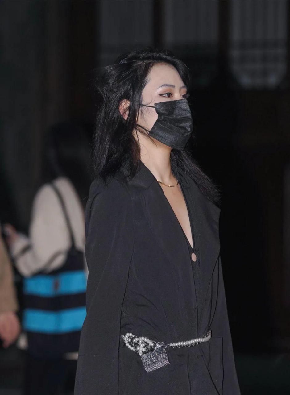 穿黑衣的时尚女生