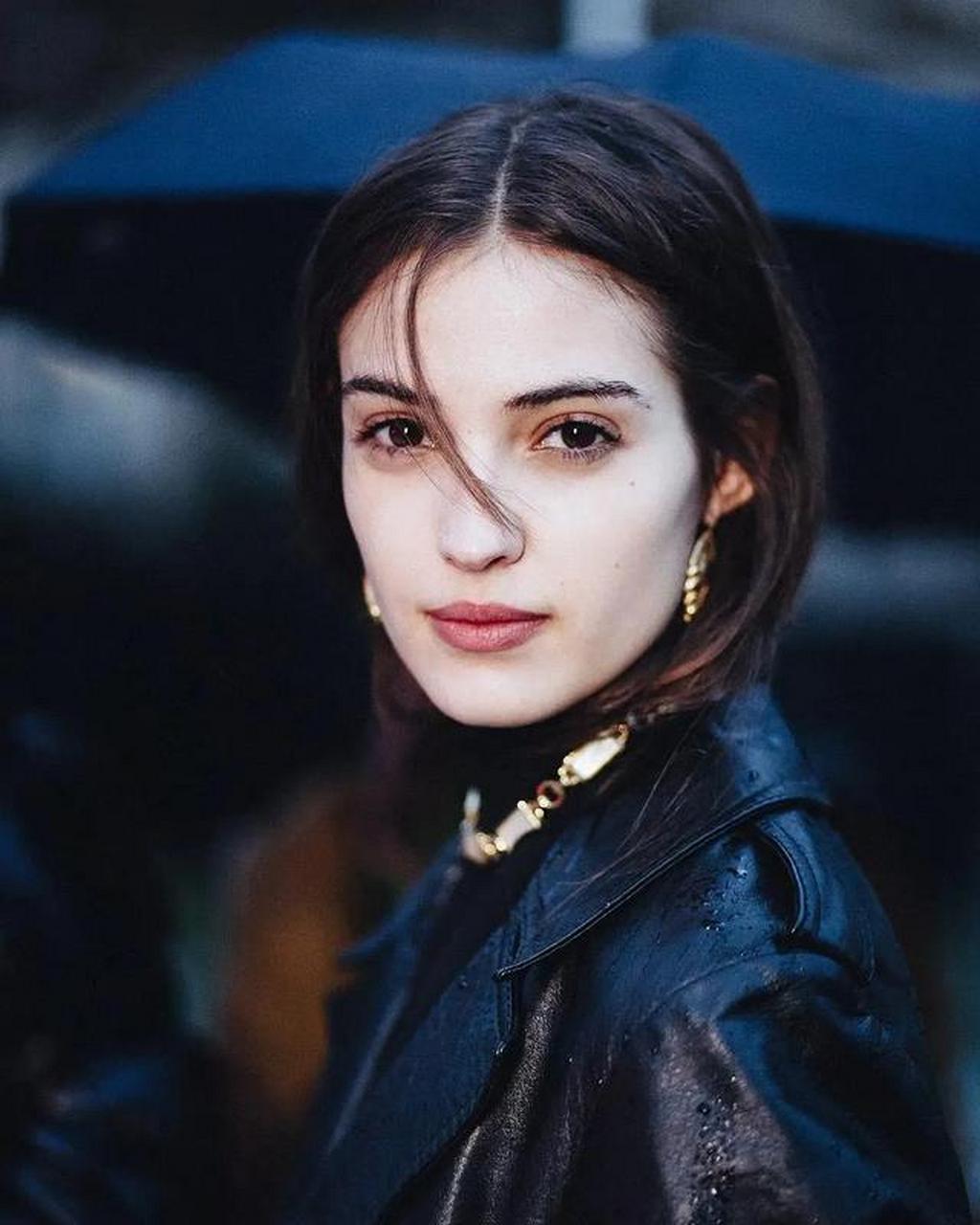 camille hurel,1998年出生的法国超模,17岁出道后模特生涯就一路开挂