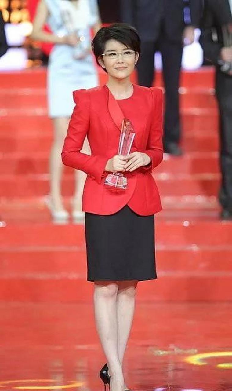 央视美女主持人王宁