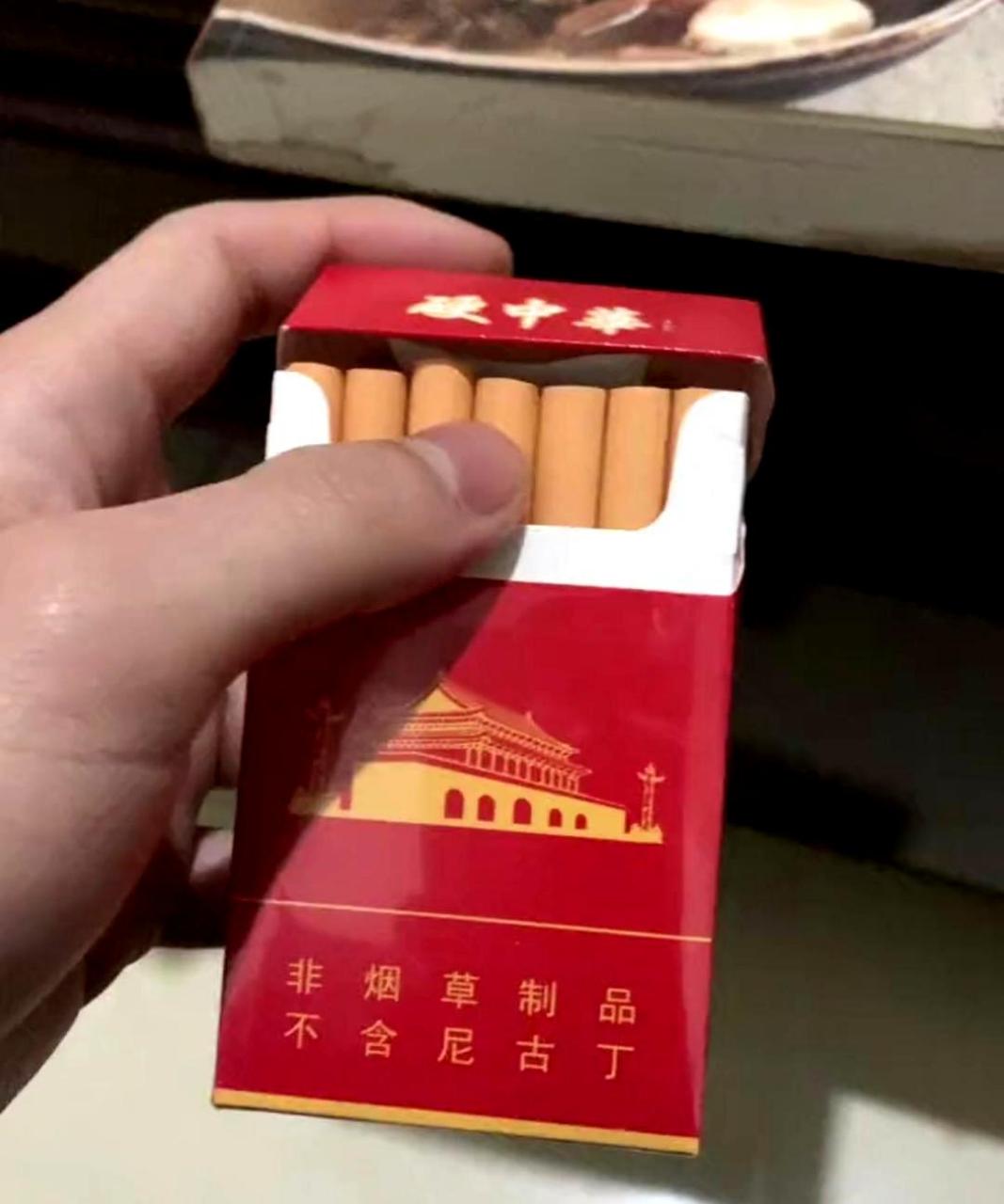 今天领了工资,我决定豁出去买了一包好烟来抽.