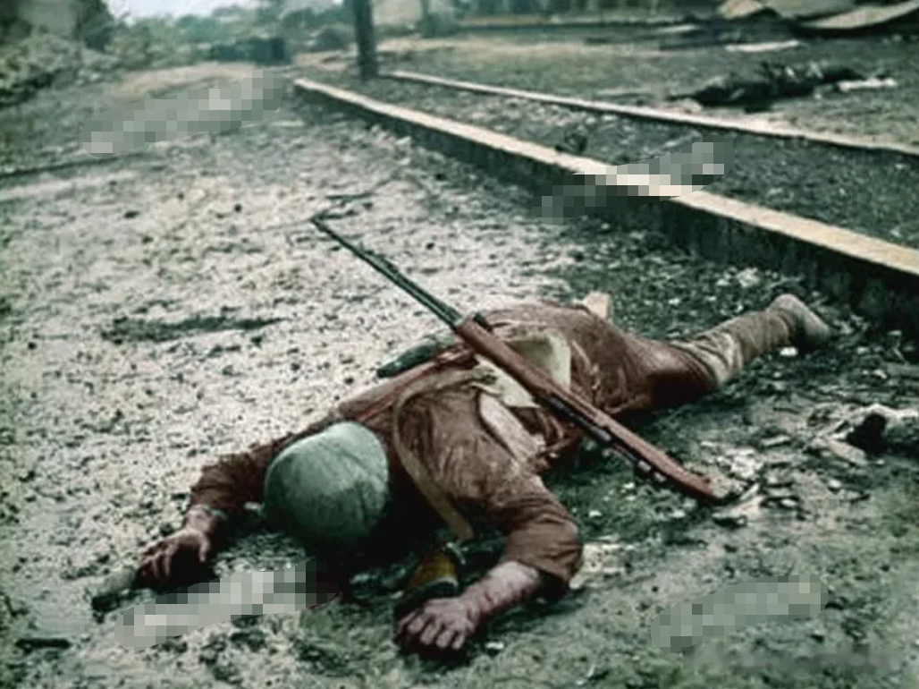 照片上是一位战死的国军士兵的遗体,画面异常悲壮