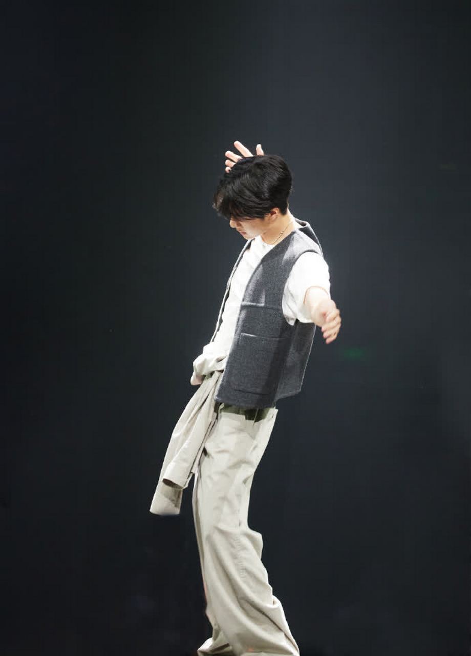 星闻#   王一博用一颗青春的心拥抱"热情"时刻,"感叹号"让观众惊喜又