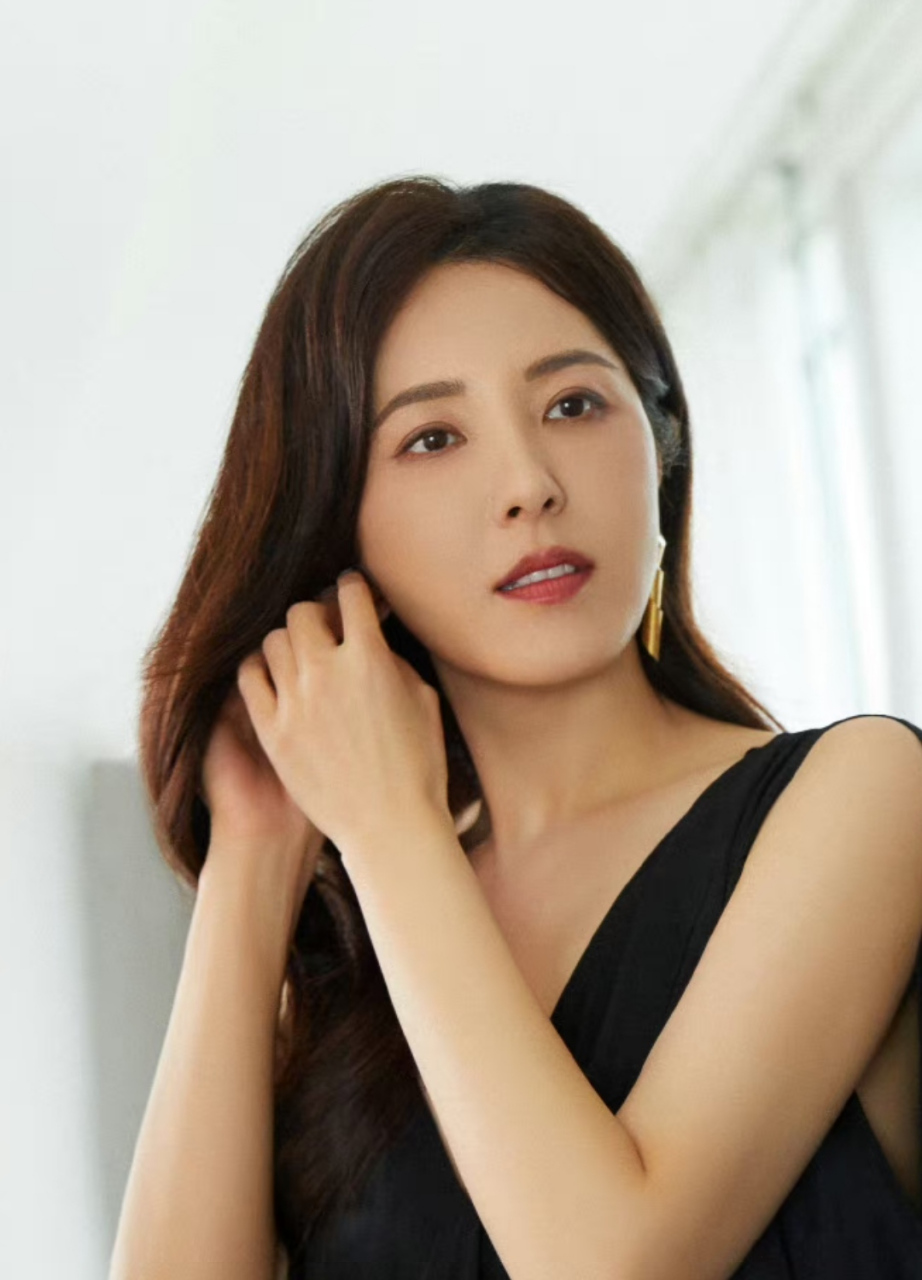 曾黎对着镜子戴耳环,试衣服,她的长相越看越大气,有种特别舒心的气质