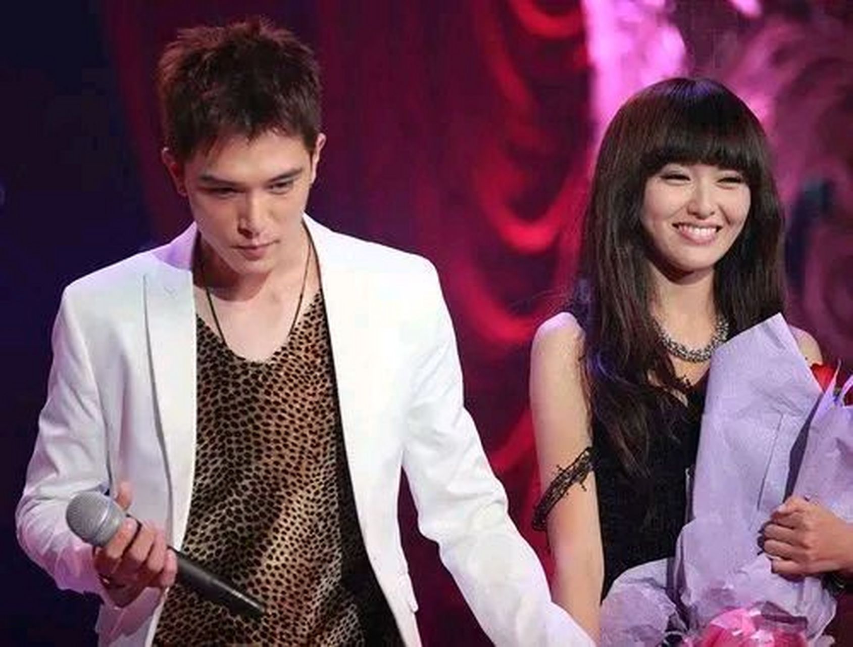 唐嫣为邱泽割腕自杀,罗晋颜面扫地  2013年3月,唐嫣因凌晨割腕被紧急