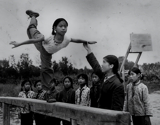 70年代女知青农村旧照,最后一张照片颜值秒杀当今很多女明星