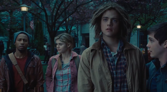 电影《波西.杰克逊和魔兽之海》男孩把手伸进海水里,能唤出魔兽