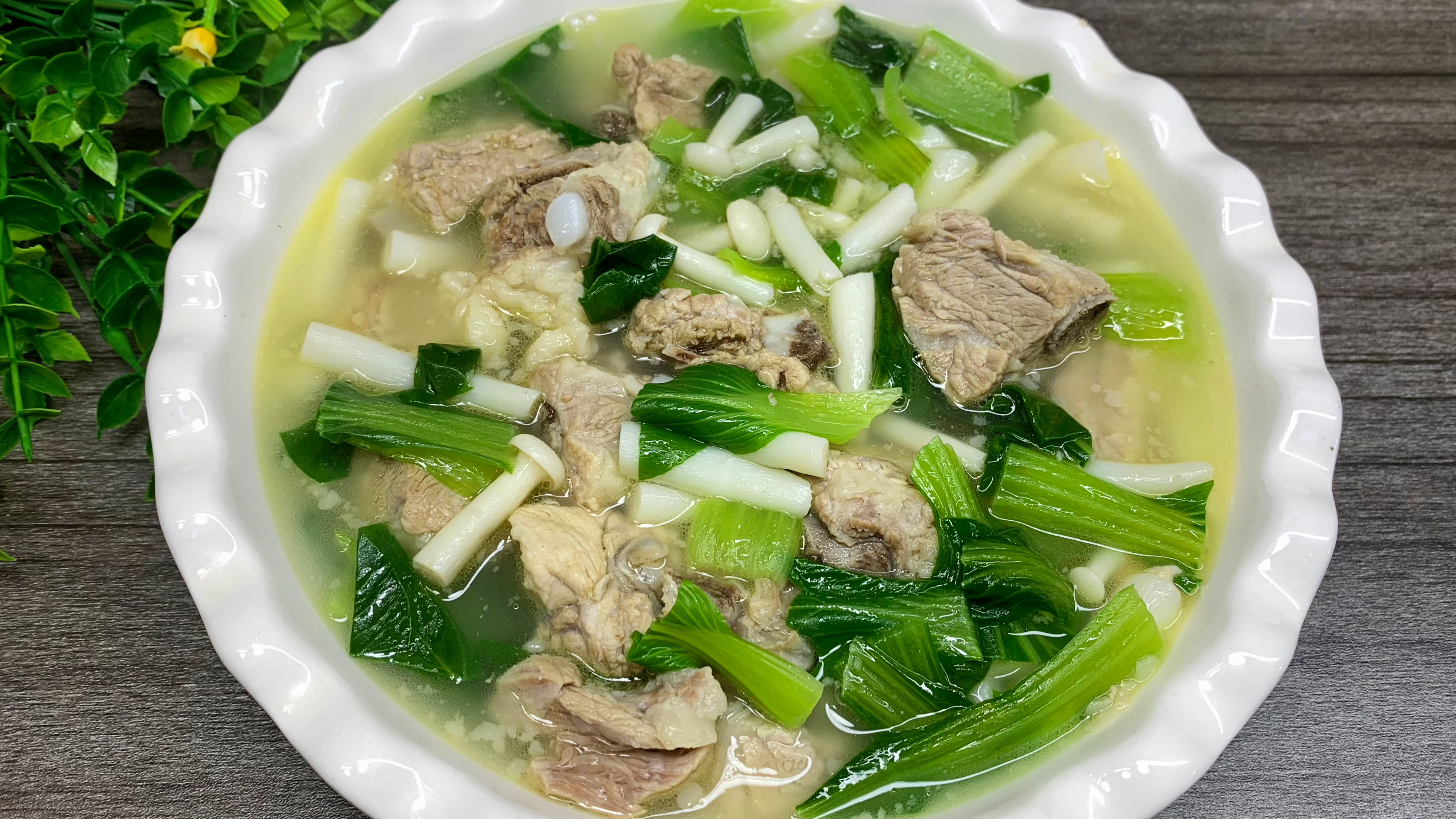 我家孩子最爱喝的排骨汤这样做,汤鲜味美,肉嫩软烂,营养也丰富