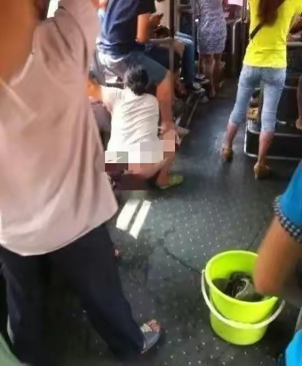 一位女子竟脱下裤子,在光天化日当街小便,网友称:要宽容对待!