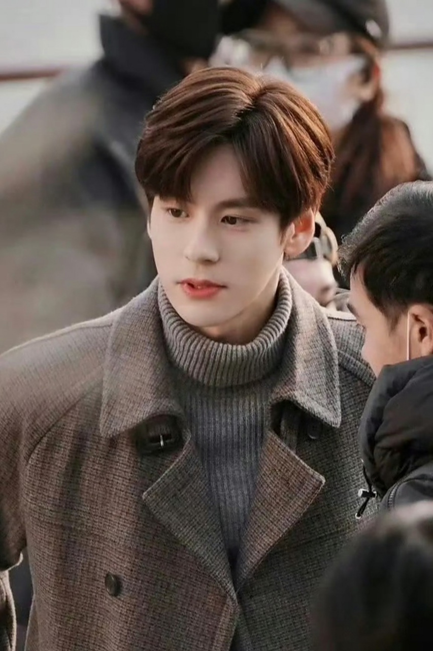 《以爱为营》男二喻游由魏哲鸣饰演,颜值演技没得说,看起来又是配角能