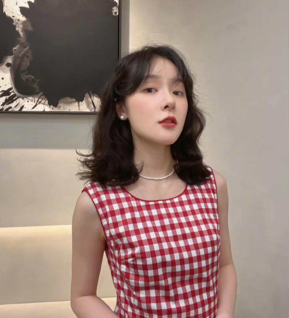 徐娇卷发,徐娇剪个头去看芭比,徐娇的短发卷发也很好看啊,果然长得