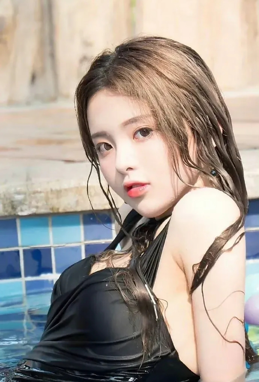 杨超越身穿一件黑色性感泳衣泡温泉,容颜绝美,秀丽无双,长发飘飘