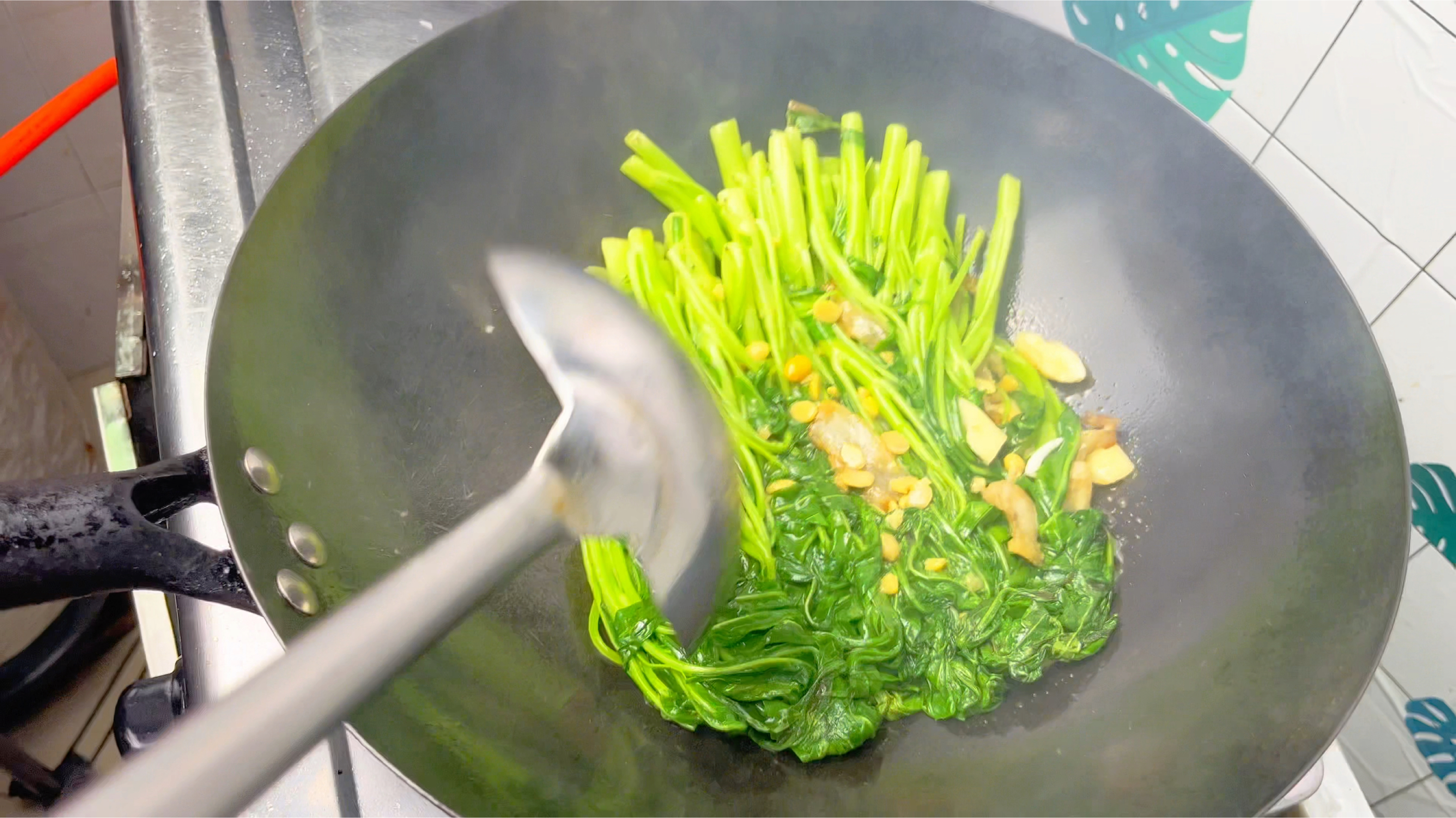 一分钟学会豆酱炒空心菜,脆嫩爽口,久放也不发黑