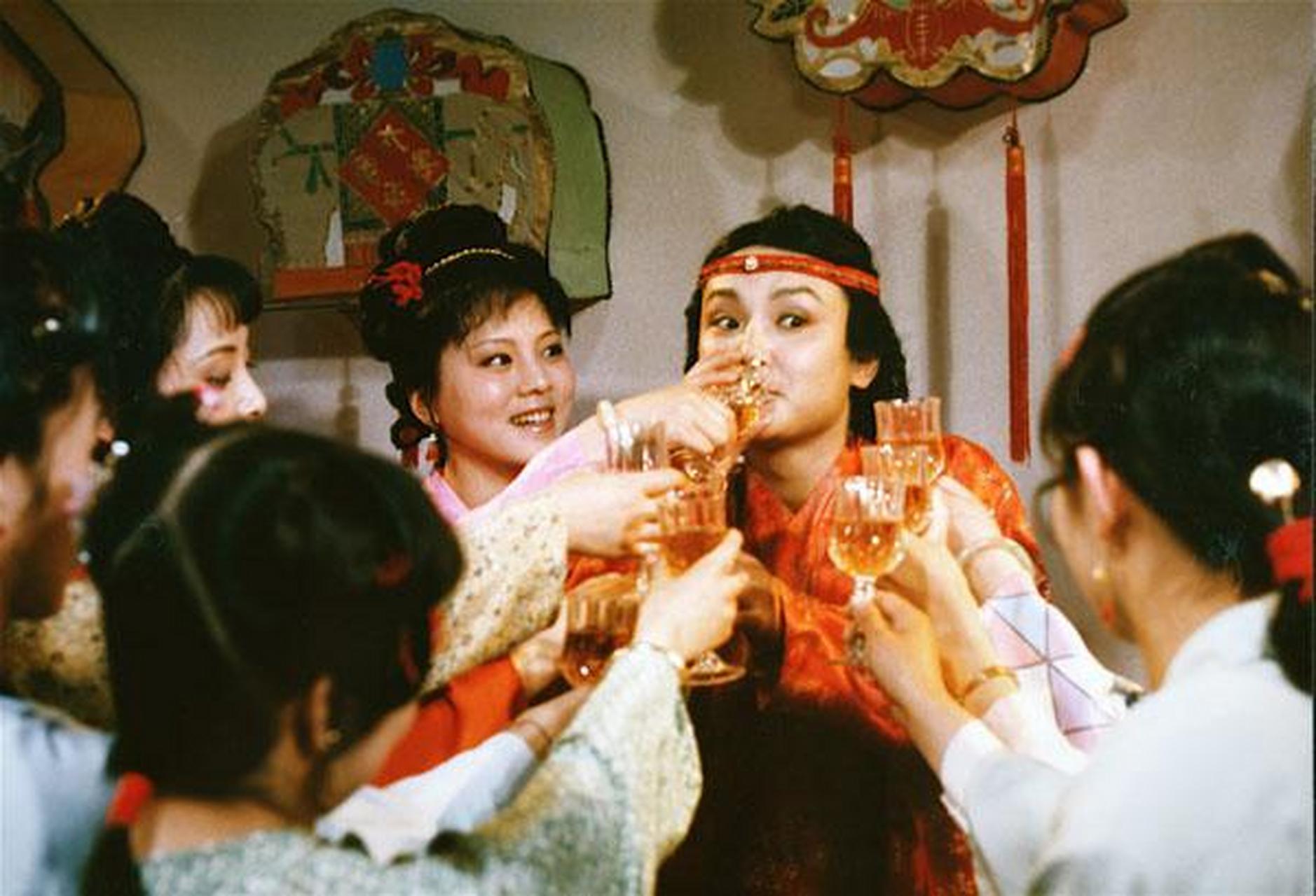 《红楼梦》里酒的种类很多:惠泉酒,合欢酒,屠苏酒,西洋葡萄酒