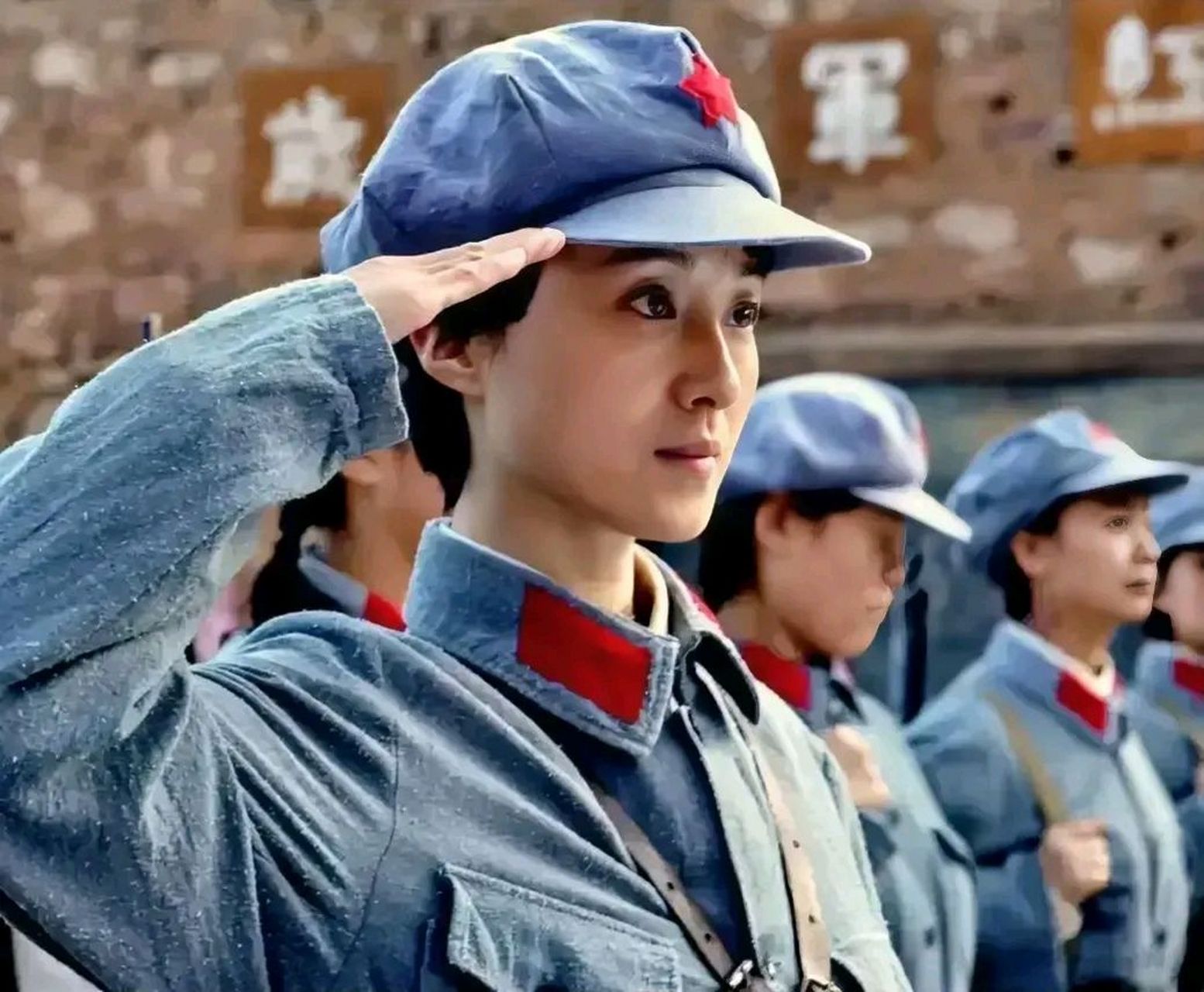 不一会儿,他老婆小心翼翼拿着红军的内衣,从地窖钻出来,把它埋进了地