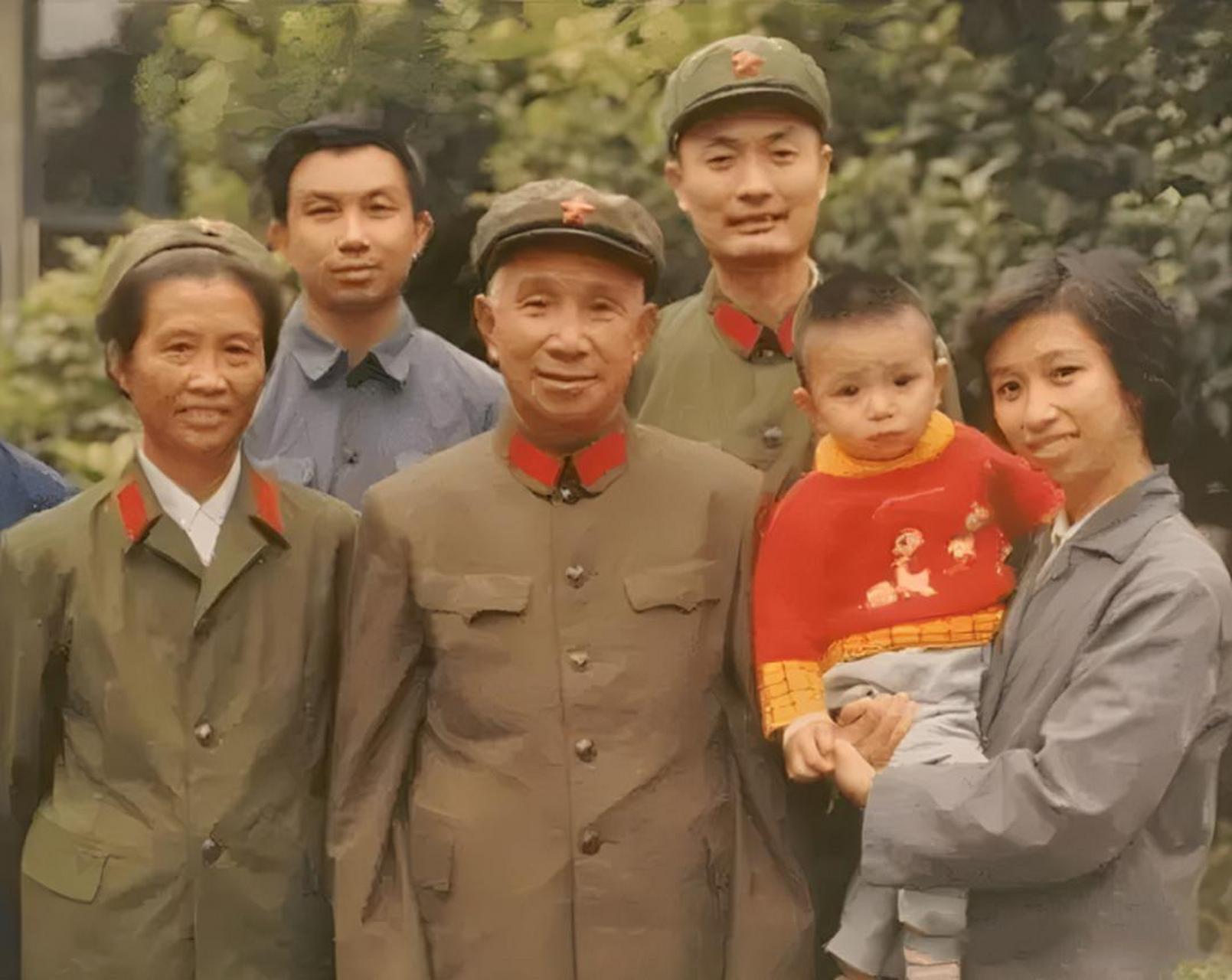 1983年,粟裕将军的全家福,前排左起分别为夫人楚青,粟裕,外孙和女儿