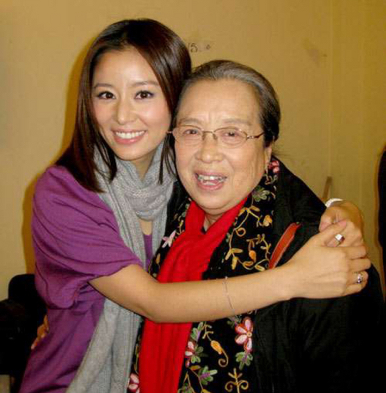 当年拍摄《水浒传》,李明启对副导演康洪雷说:"王婆这扮相太老实,没